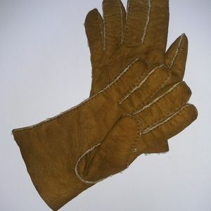 Women gloves gently worn could be sheepskin or shearling lining no tag...in good